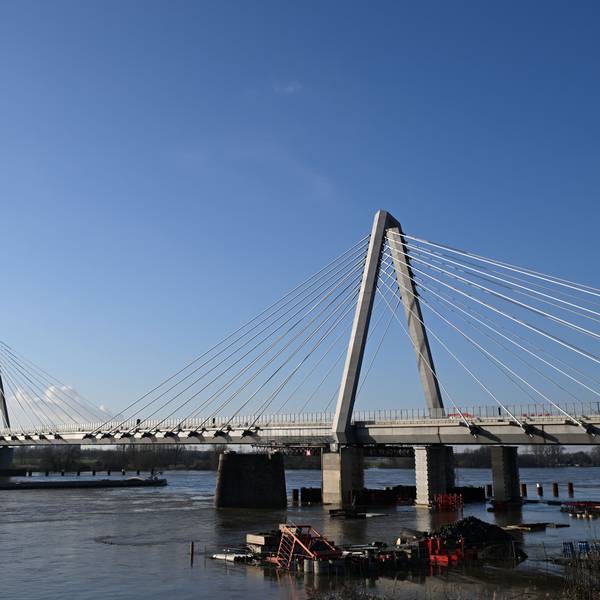 Ein Schiff fährt auf dem Rhein unter der Leverkusener Brücke. Die Leverkusener Rheinbrücke ist aufgrund herabfallender Eiszapfen bis auf Weiteres vollständig gesperrt worden. Gemeinsam mit der Feuerwehr soll nun abtauender Schnee sowie Eis geräumt werden, teilte die Autobahn GmbH mit. Ein Hubschrauber solle die Pylonen überfliegen und die Eisplatten mit dem Wind der Rotorblätter herunter wehen, teilte die Polizei mit. (zu dpa: «Herabfallende Eisstücke: Leverkusener Rheinbrücke gesperrt») +++ dpa-Bildfunk +++