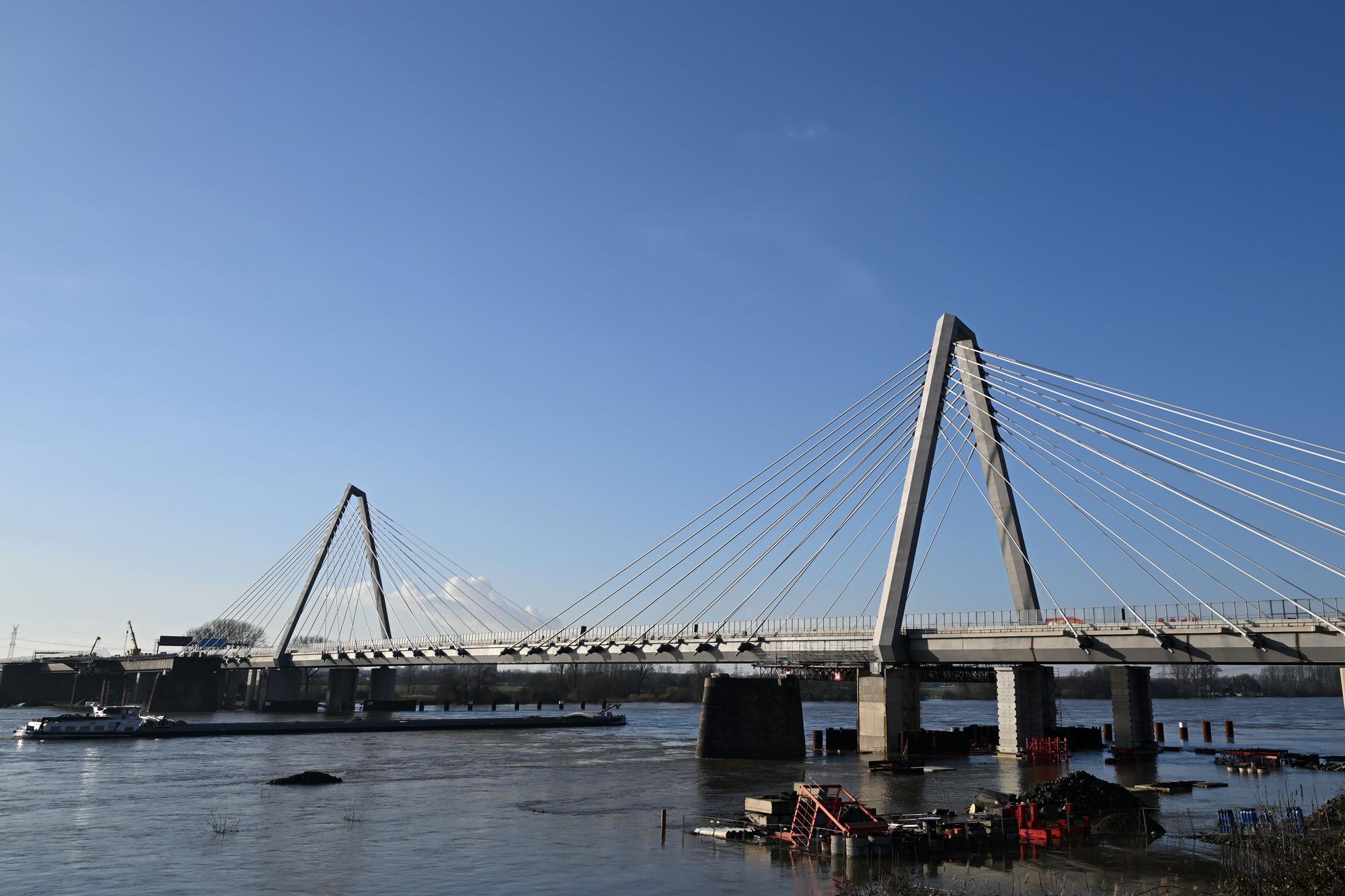 Ein Schiff fährt auf dem Rhein unter der Leverkusener Brücke. Die Leverkusener Rheinbrücke ist aufgrund herabfallender Eiszapfen bis auf Weiteres vollständig gesperrt worden. Gemeinsam mit der Feuerwehr soll nun abtauender Schnee sowie Eis geräumt werden, teilte die Autobahn GmbH mit. Ein Hubschrauber solle die Pylonen überfliegen und die Eisplatten mit dem Wind der Rotorblätter herunter wehen, teilte die Polizei mit. (zu dpa: «Herabfallende Eisstücke: Leverkusener Rheinbrücke gesperrt») +++ dpa-Bildfunk +++