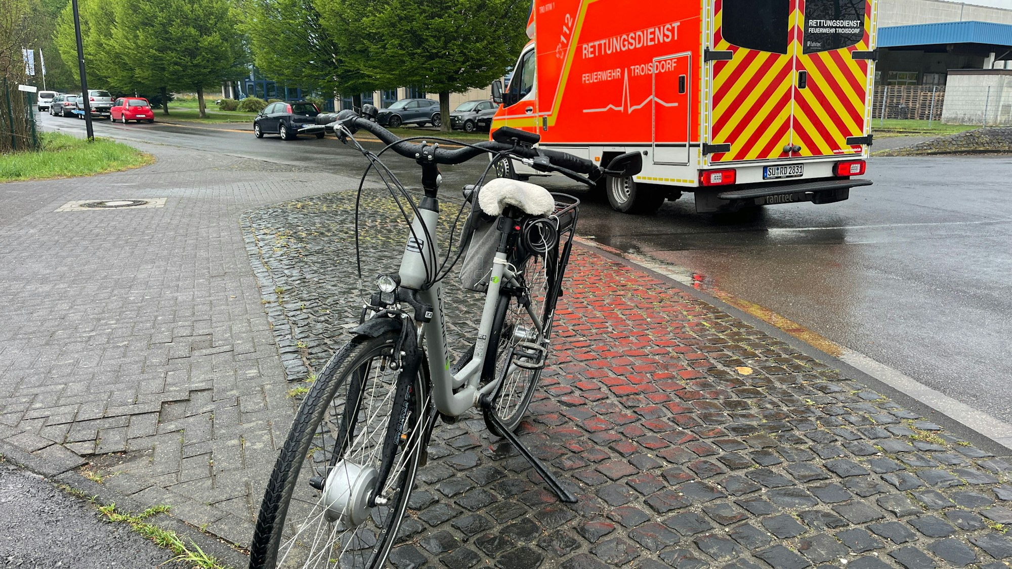Eine 83 Jahre alte Radfahrerin aus Troisdorf wird nach dem Unfall in einem Rettungswagen behandelt.