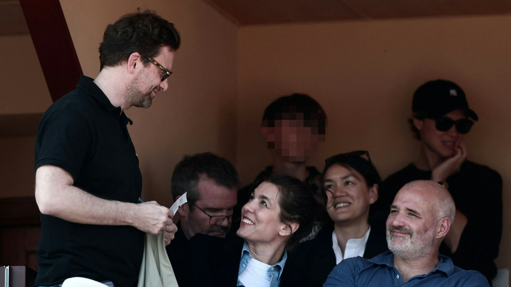 Charlotte Casiraghi im Gespräch mit Partner Nicolas Mathieu vor dem Halbfinale in Monte-Carlo.