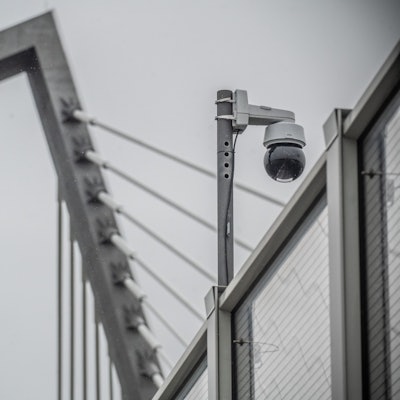 Mit einer Kamera will man die Schneelage auf der Autobahnbrücke beobachten. Hier wurde erst mal nur eine provisorische Kamera genau in der Brückenmitte installiert. Bild: Ralf Krieger