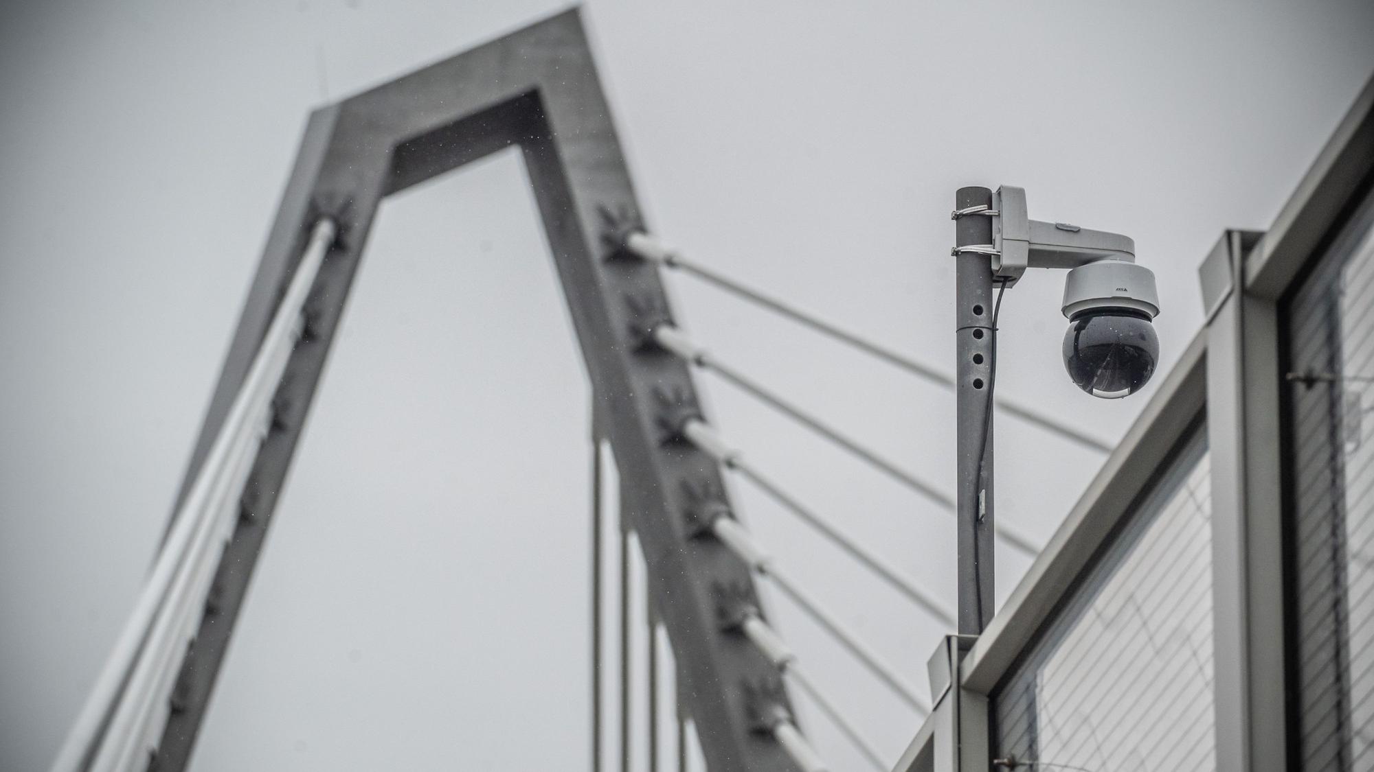 Mit einer Kamera will man die Schneelage auf der Autobahnbrücke beobachten. Hier wurde erst mal nur eine provisorische Kamera genau in der Brückenmitte installiert. Bild: Ralf Krieger