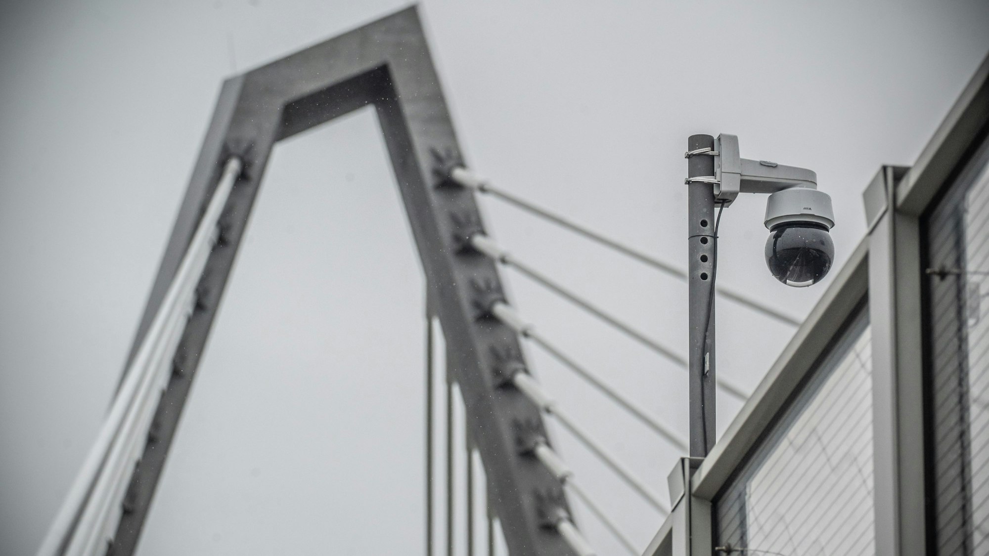 Mit einer Kamera will man die Schneelage auf der Autobahnbrücke beobachten. Hier wurde erst mal nur eine provisorische Kamera genau in der Brückenmitte installiert. Bild: Ralf Krieger