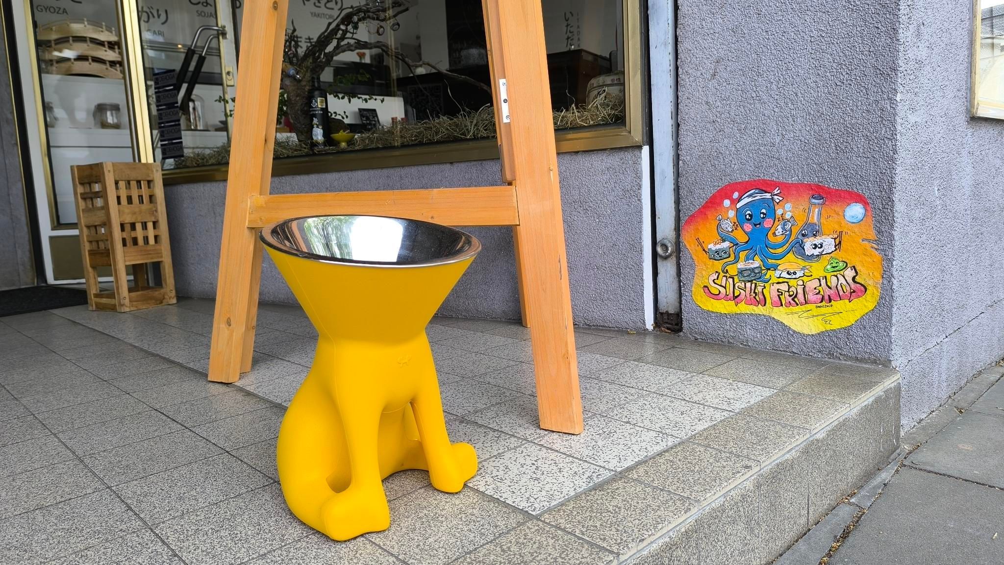 Deko-Kleinigkeiten wie diesen Hundetrinknapf findet man im Suki an vielen Stellen.