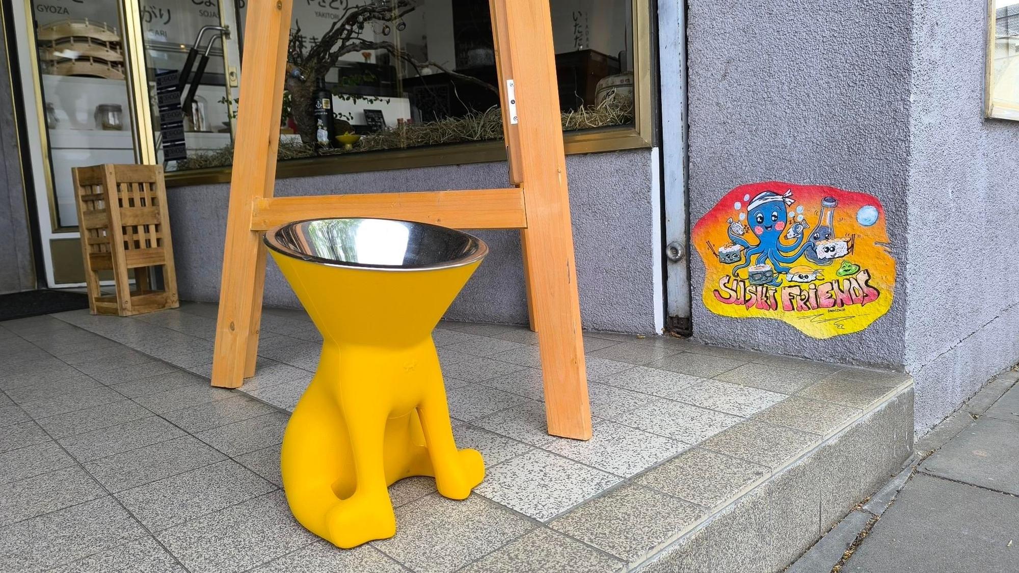 Deko-Kleinigkeiten wie diesen Hundetrinknapf findet man im Suki an vielen Stellen.