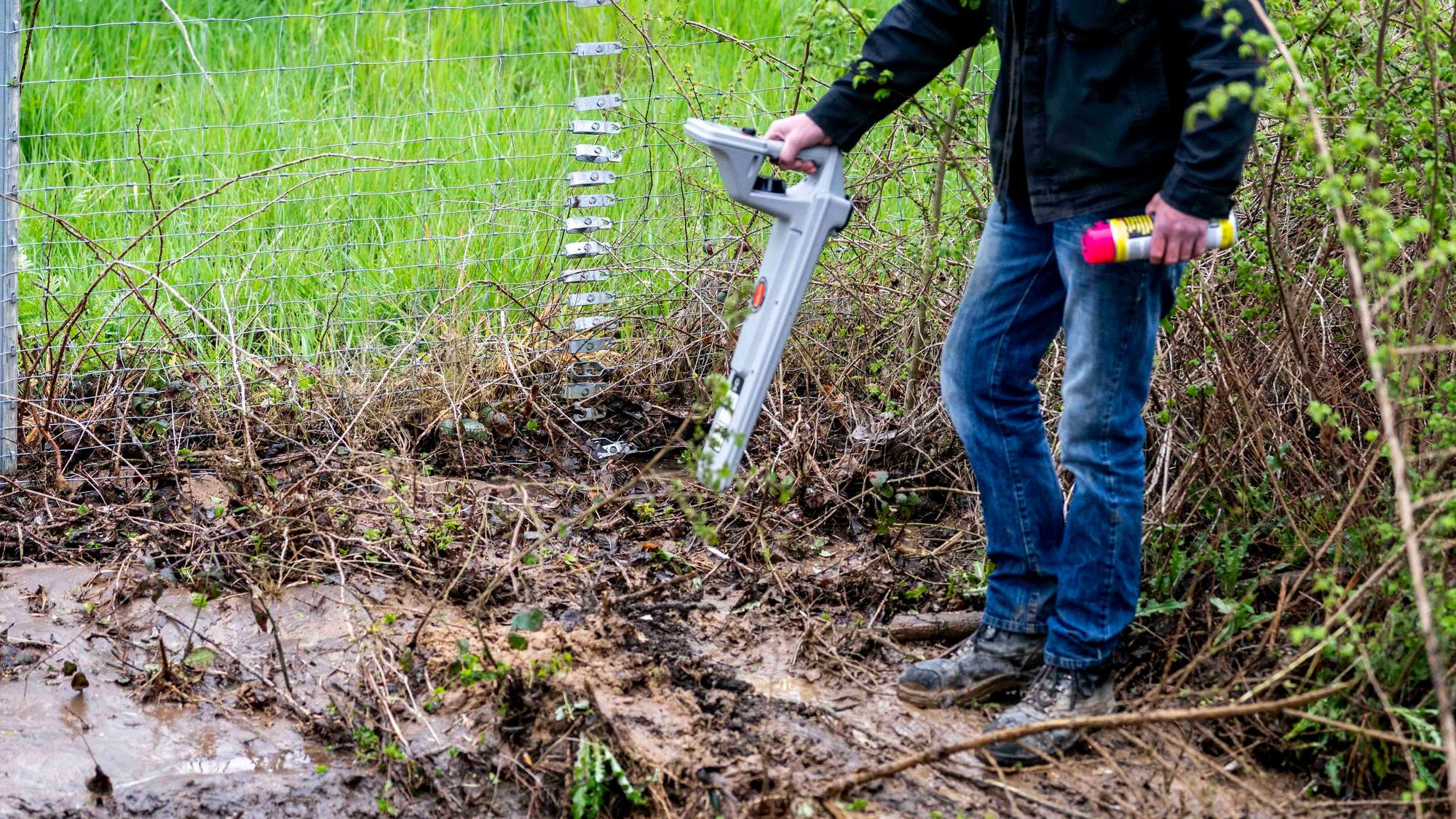 Mitarbeiter der e-regio suchten mit Hochdruck nach einem Leck in der Trinkwasserleitung.