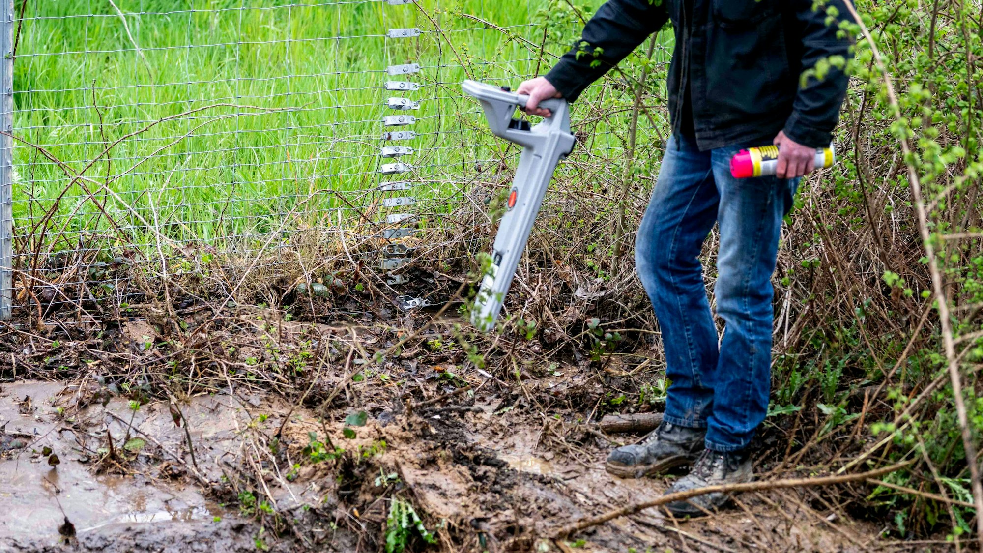 Mitarbeiter der e-regio suchten mit Hochdruck nach einem Leck in der Trinkwasserleitung.