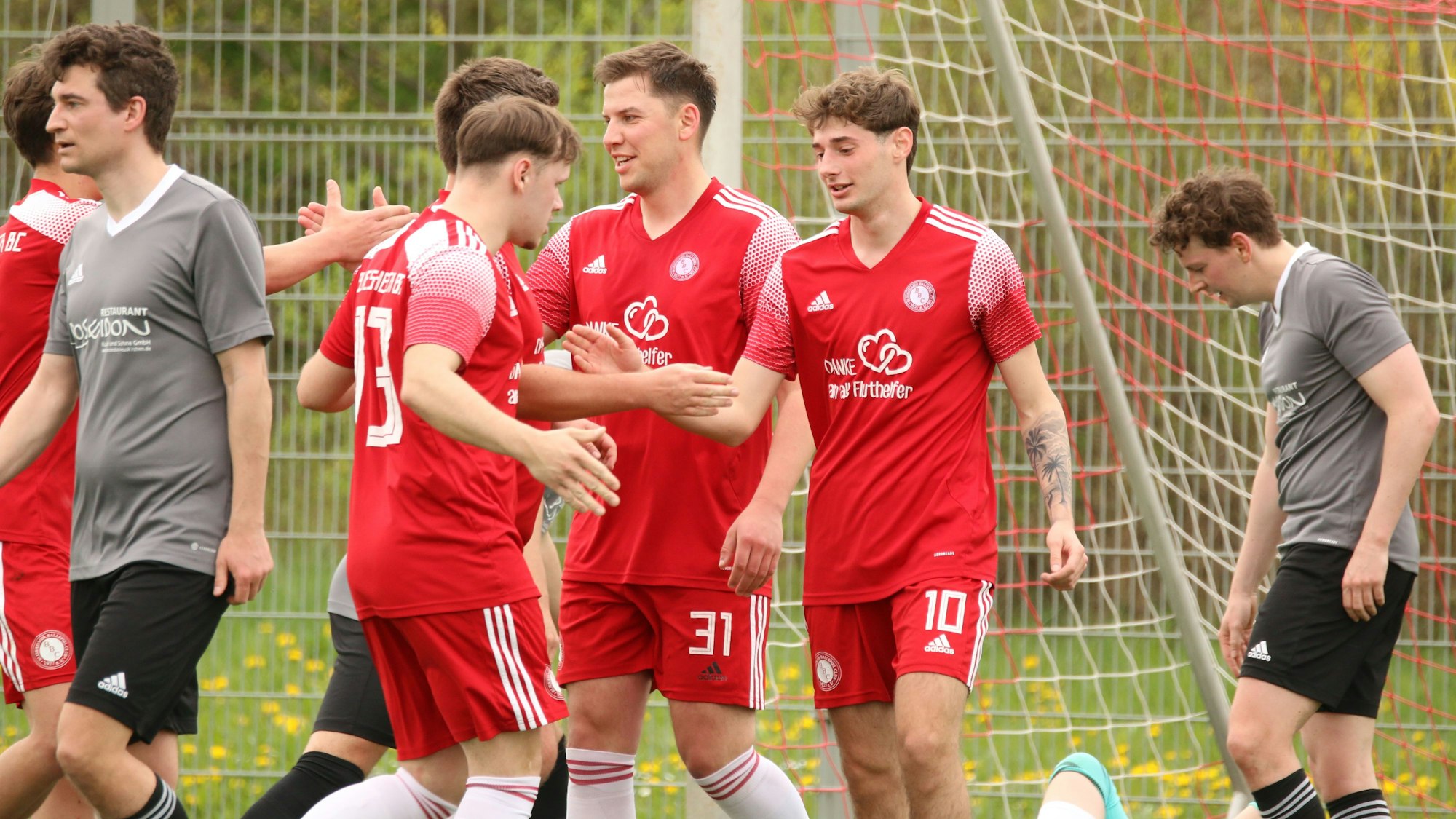 Das Bild zeigt den Bliesheimer Fußballer mit seinen Mannschaftskollegen.