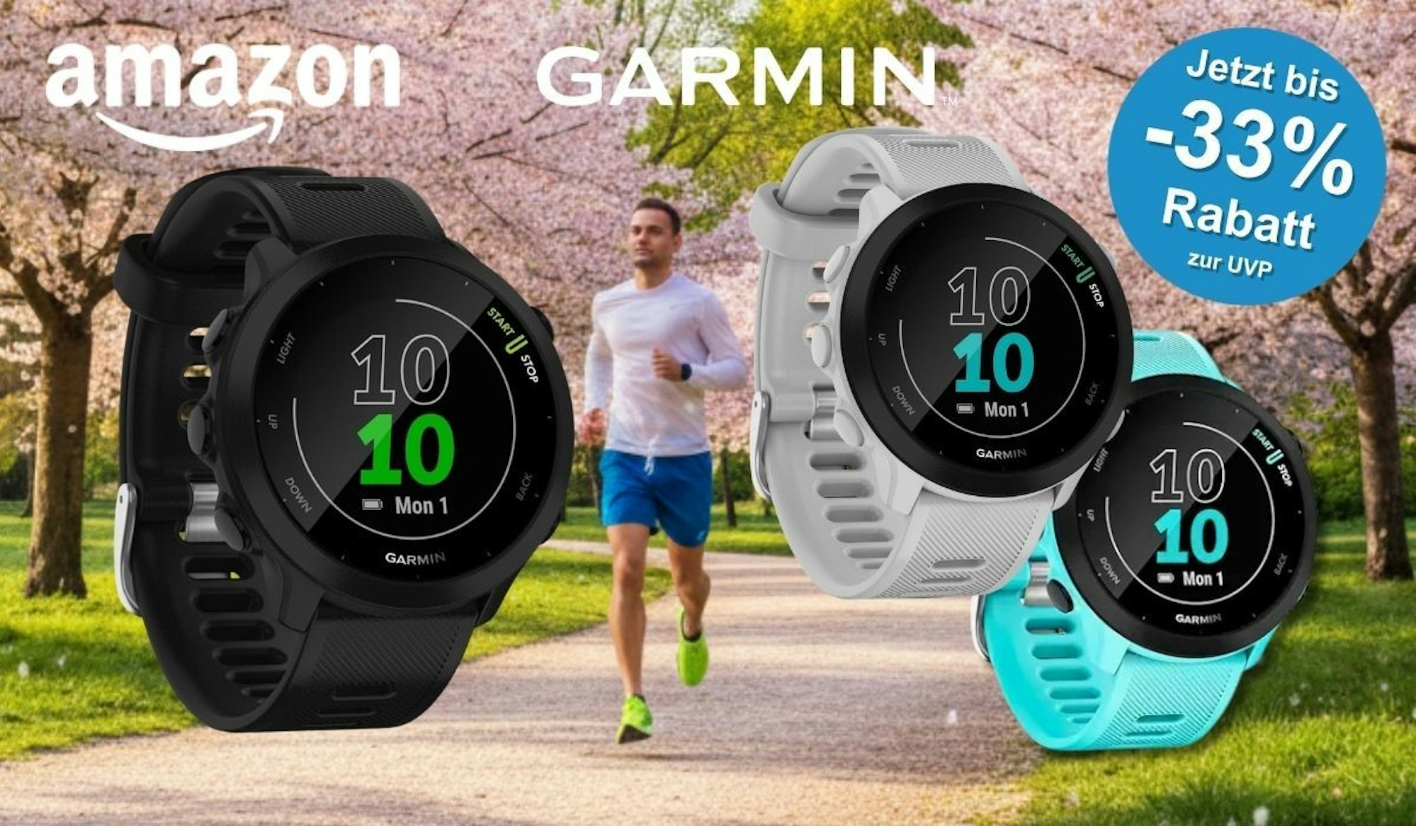Drei Modelle der Garmin Forerunner 55 GPS-Laufuhr in den Farben Schwarz, Weiss und Mint vor einem joggenden Mann in einem Frühlingspark mit blühenden Bäumen. Amazon- und Garmin-Logo.