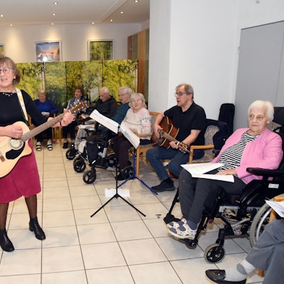 Volkslieder und Schlager klingen durch das Otto-Jeschkeit-Altenzentrum in Engelskirchen-Ründeoth, wenn Angelika Schumacher und Hans Mössing ihre Gitarren ausgepackt haben.