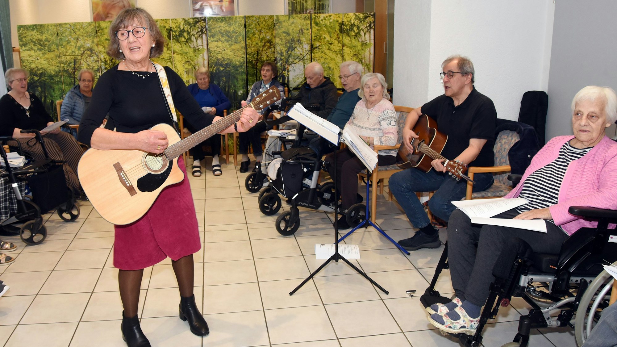 Volkslieder und Schlager klingen durch das Otto-Jeschkeit-Altenzentrum in Engelskirchen-Ründeoth, wenn Angelika Schumacher und Hans Mössing ihre Gitarren ausgepackt haben.