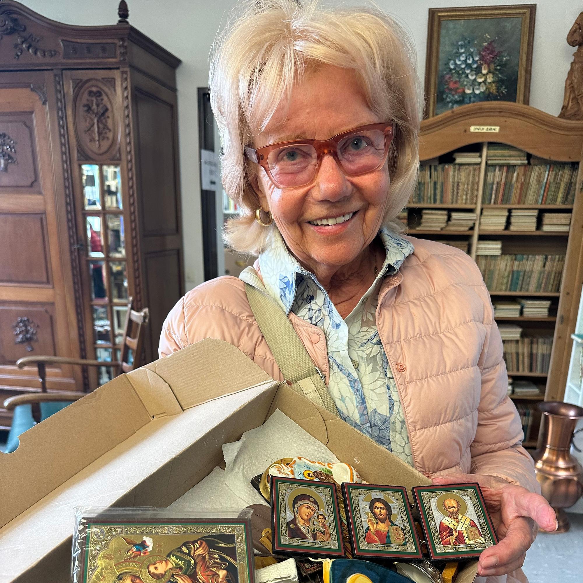 Ulla Vierling aus Overath gibt ihre Sammlung von Ikonen ab, erworben im Urlaub.