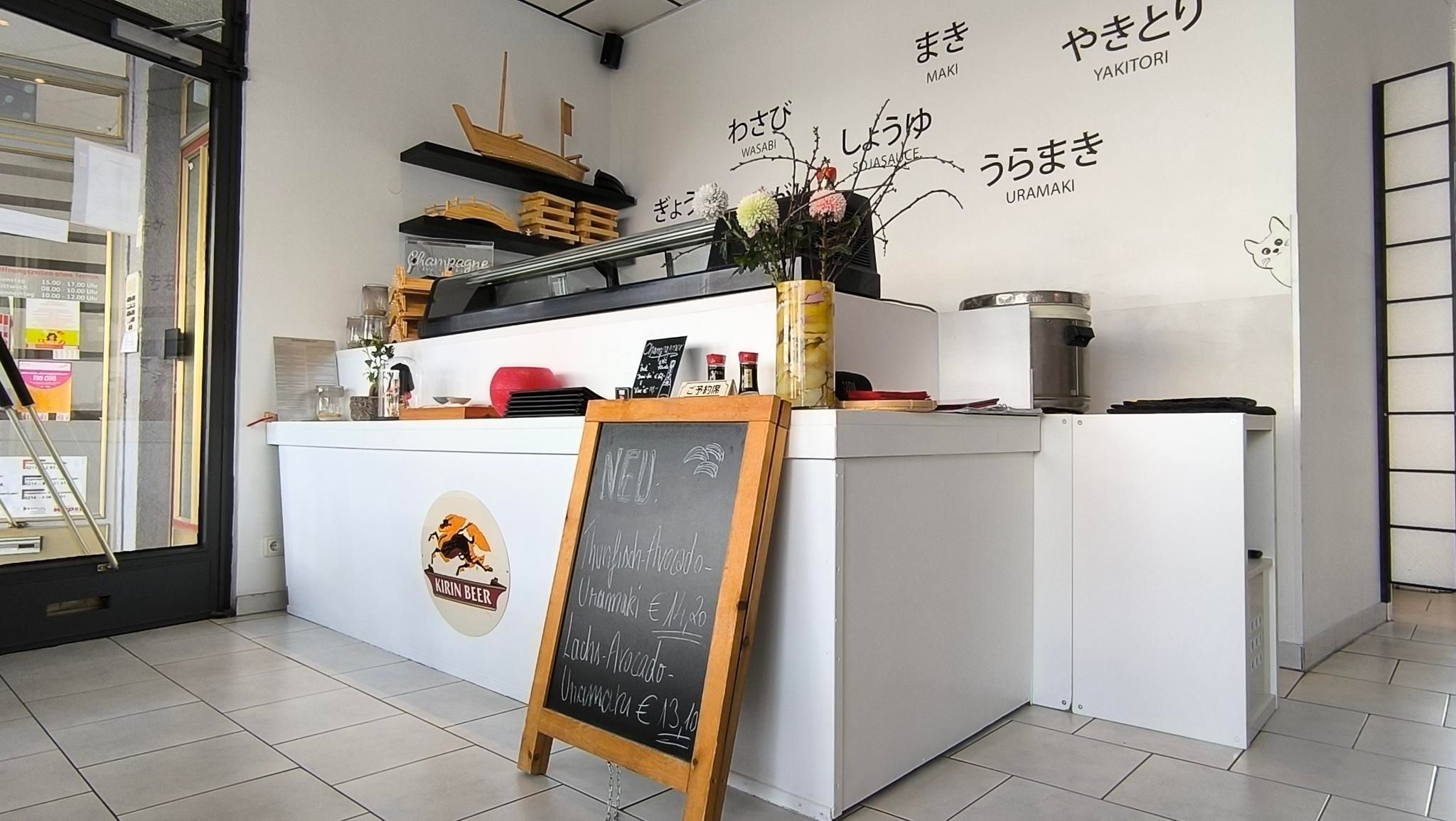 An dieser Theke rollt Awan an fünf Tagen in der Woche Sushi für seine Gäste.