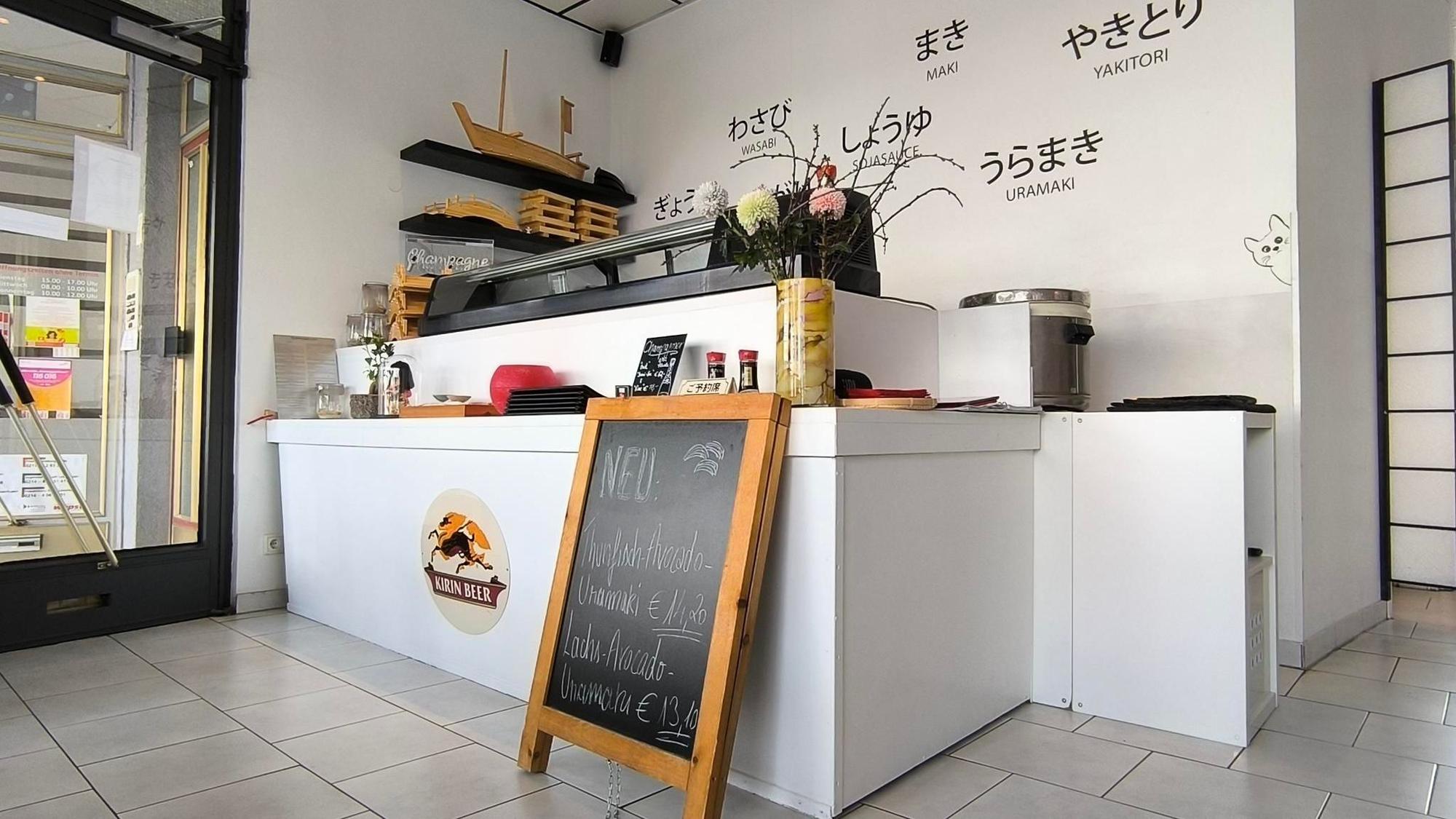 An dieser Theke rollt Awan an fünf Tagen in der Woche Sushi für seine Gäste.