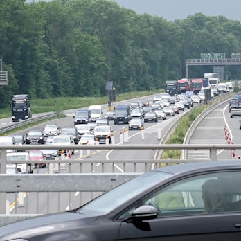 Stau auf der A1 in Richtung Autobahnkreuz Köln-Nord (Archivfoto).