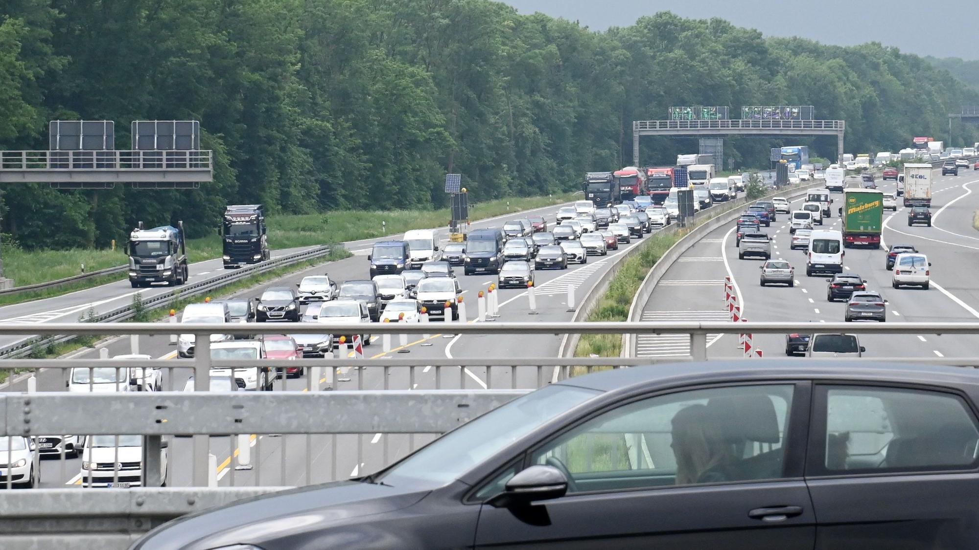 Stau auf der A1 in Richtung Autobahnkreuz Köln-Nord (Archivfoto).