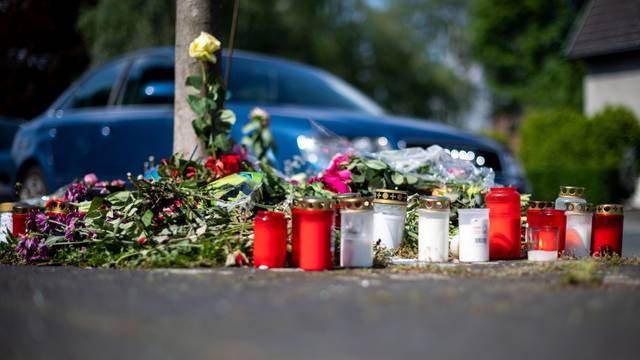 Nordrhein-Westfalen, Moers: Blumen und Kerzen stehen an der Stelle, an der eine unbeteiligte Frau bei einem mutmaßlichen Autorennen verletzt wurde und später gestorben ist. Zwei Raser sollen sich in PS-starken Autos auf der zweispurigen Straße ein illegales Autorennen geliefert haben.