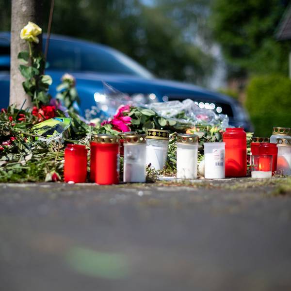 Nordrhein-Westfalen, Moers: Blumen und Kerzen stehen an der Stelle, an der eine unbeteiligte Frau bei einem mutmaßlichen Autorennen verletzt wurde und später gestorben ist. Zwei Raser sollen sich in PS-starken Autos auf der zweispurigen Straße ein illegales Autorennen geliefert haben.