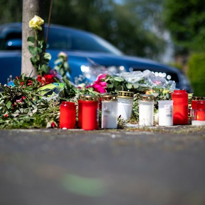 Nordrhein-Westfalen, Moers: Blumen und Kerzen stehen an der Stelle, an der eine unbeteiligte Frau bei einem mutmaßlichen Autorennen verletzt wurde und später gestorben ist. Zwei Raser sollen sich in PS-starken Autos auf der zweispurigen Straße ein illegales Autorennen geliefert haben.