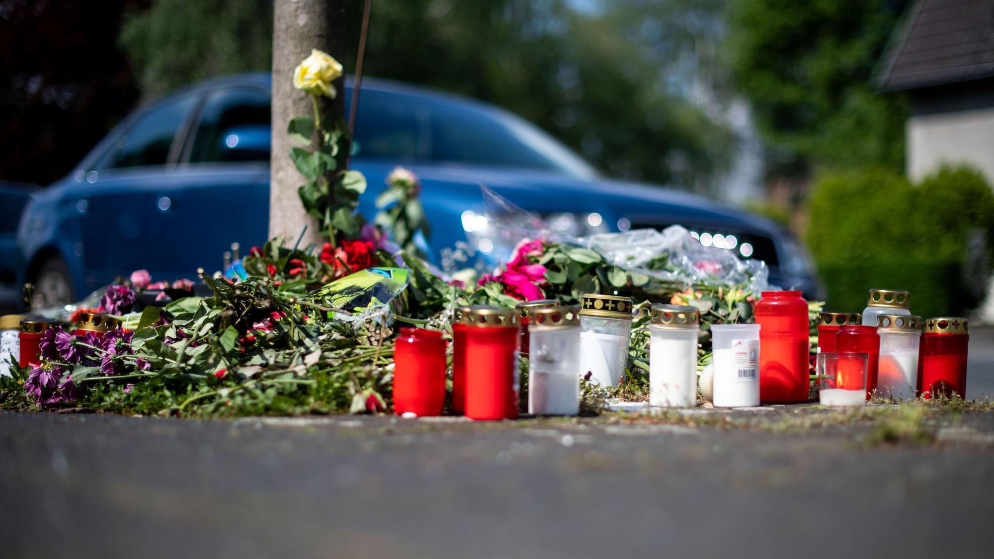 Nordrhein-Westfalen, Moers: Blumen und Kerzen stehen an der Stelle, an der eine unbeteiligte Frau bei einem mutmaßlichen Autorennen verletzt wurde und später gestorben ist. Zwei Raser sollen sich in PS-starken Autos auf der zweispurigen Straße ein illegales Autorennen geliefert haben.