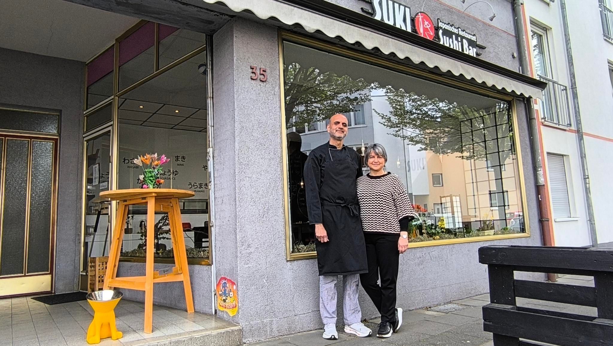 Azfar Awan und seine Frau Anahi Maria Santos vor dem Suki in Opladen