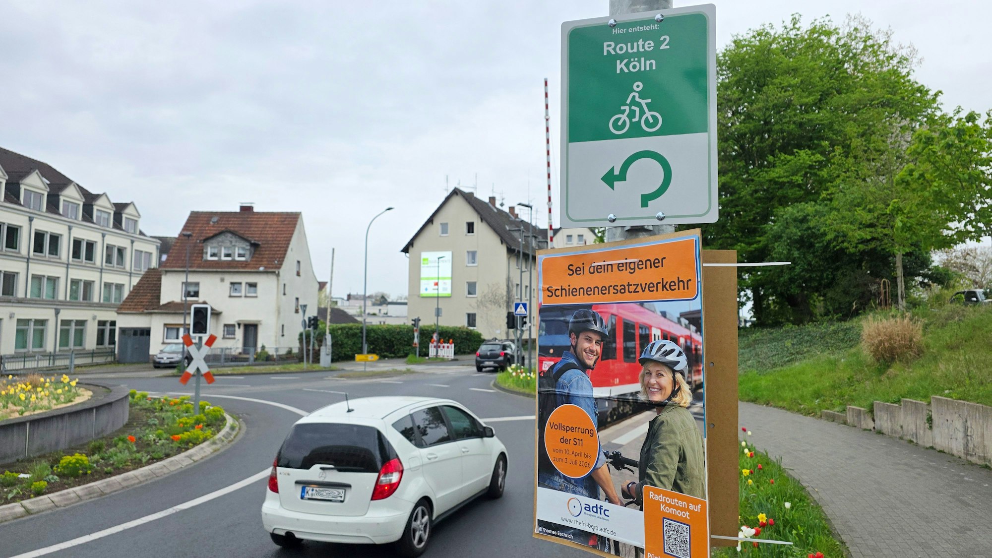 Schilder am Driescher Kreisel zeigen die Route nach Köln, der ADFC gibt digitale Hilfen.