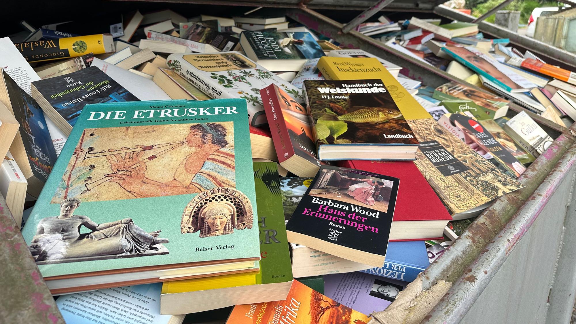 80 Prozent der gespendeten Bücher werden im Container entsorgt.