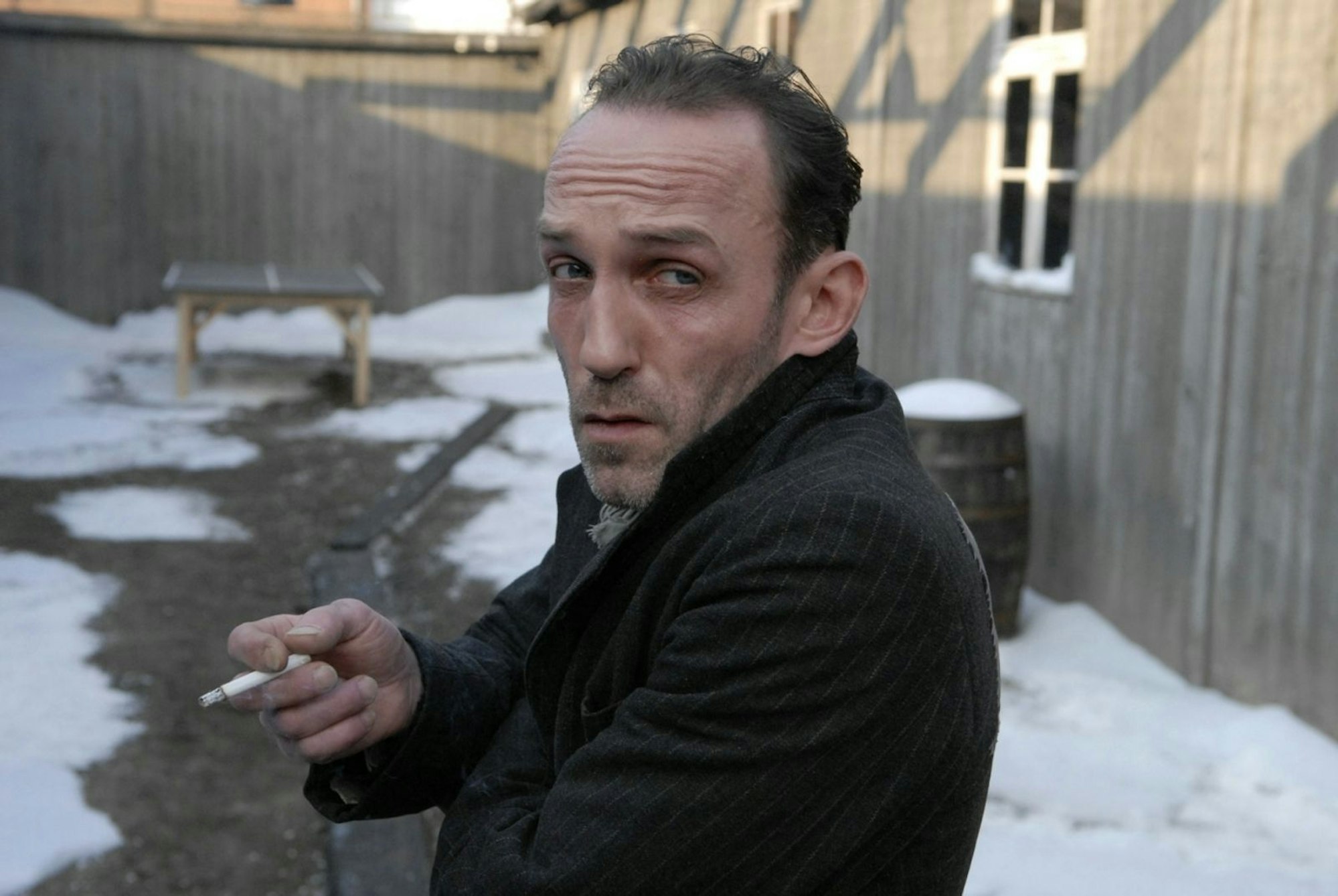 Der Auslandsoscar für „Die Fälscher“ brachte für Darsteller Karl Markovics viele Vorteile, vor allem startete mit dem Drama die internationale Karriere des Österreichers. (Bild: Universum)