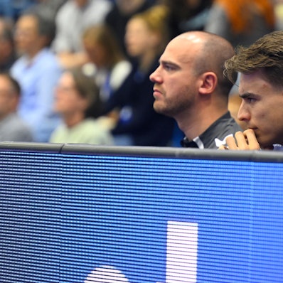 Julian Köster verfolgt hinter der Bande das Bundesligaspiel.