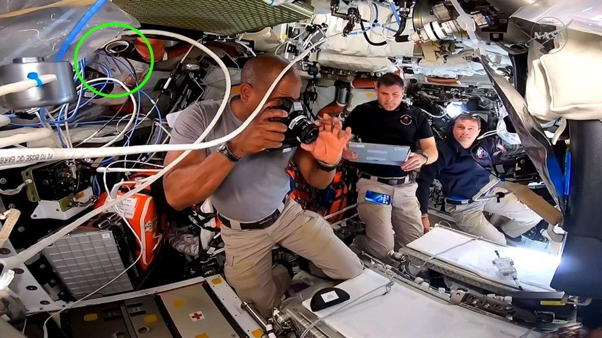 Die Artemis-II-Astronauten in ihrer Orion-Raumkapsel auf dem Weg durchs All – oben links an der Bordwand: eines der vier DLR-Strahlenmessgeräte aus Köln.