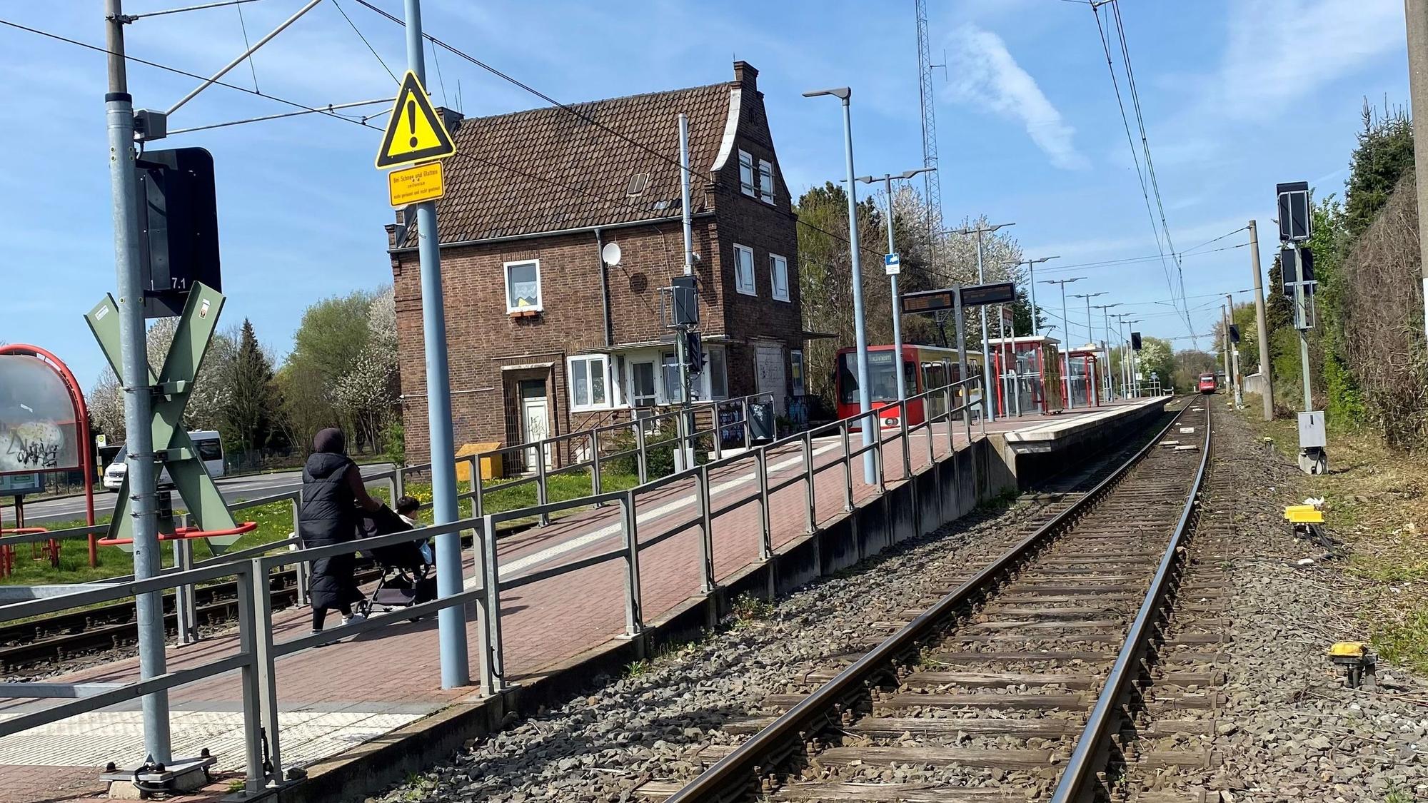 Zu sehen ist der Stadtbahn-Halt in Brühl-Schwadorf.