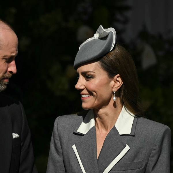 Prinz William und Prinzessin Kate schauen sich an.
