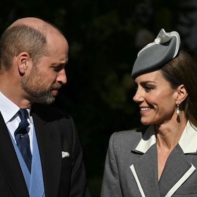 Prinz William und Prinzessin Kate schauen sich an.