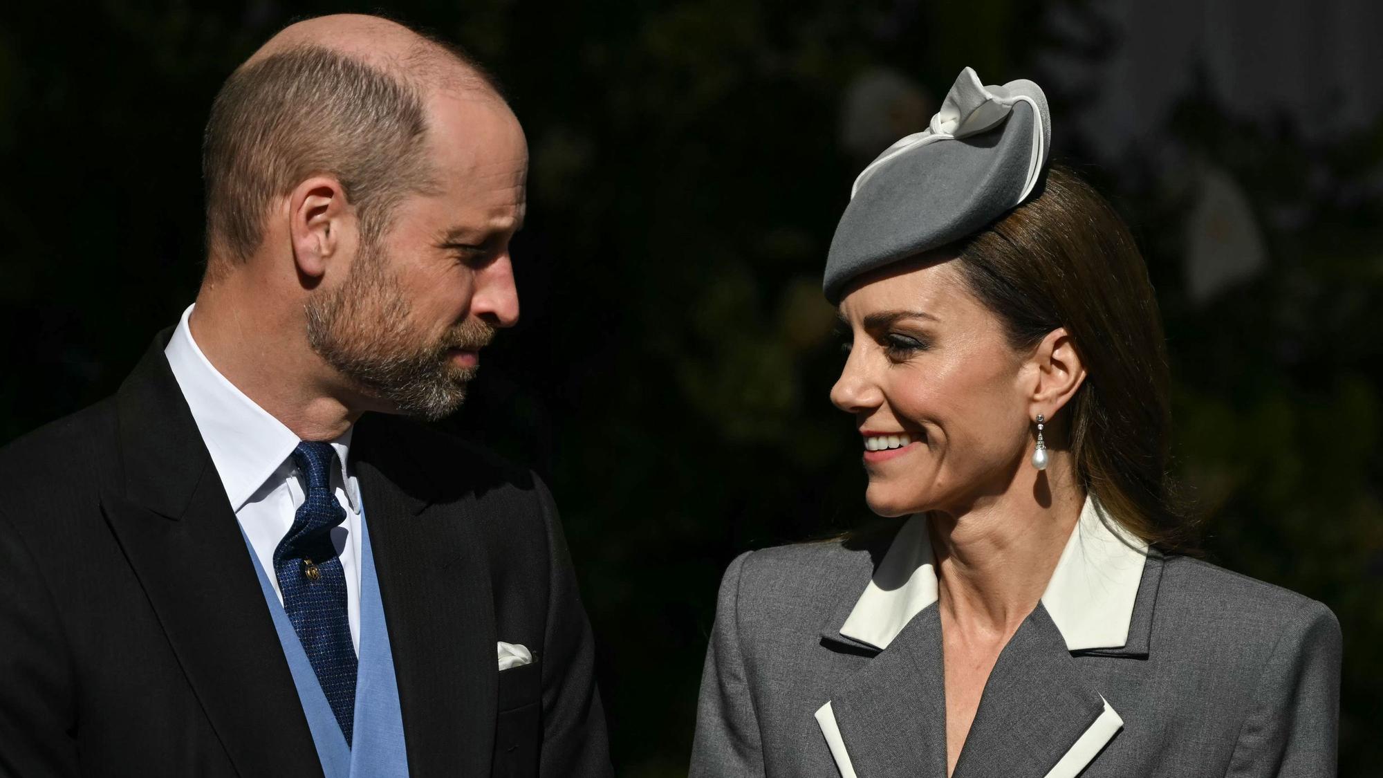 Prinz William und Prinzessin Kate schauen sich an.