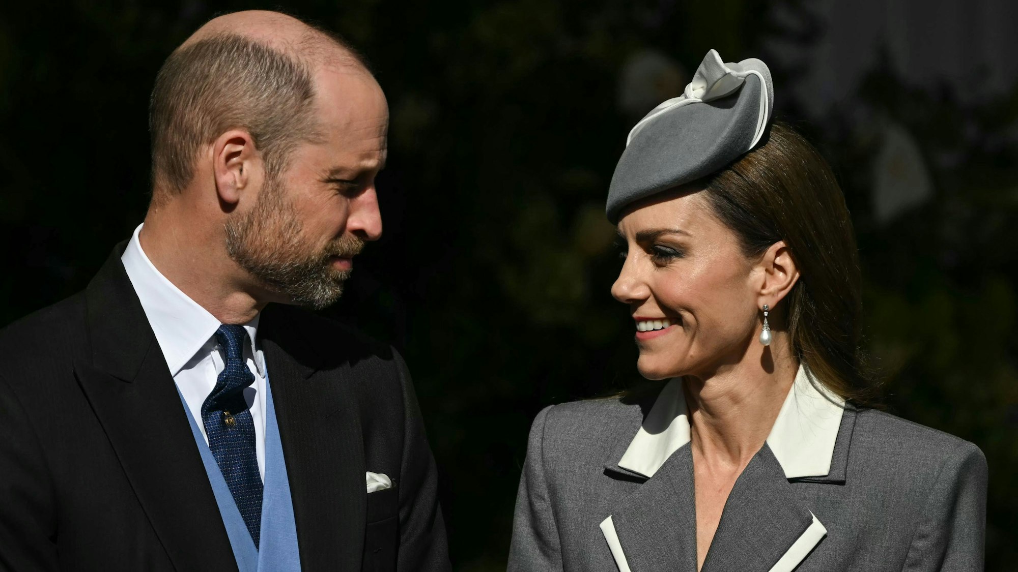 Prinz William und Prinzessin Kate schauen sich an.