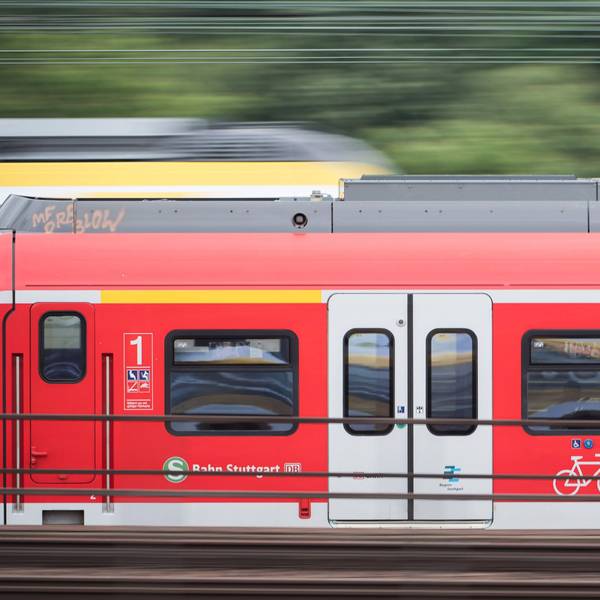 Eine S-Bahn fährt auf dem Vorfeld des Hauptbahnhofs entlang.