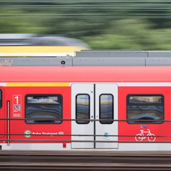 Eine S-Bahn fährt auf dem Vorfeld des Hauptbahnhofs entlang.
