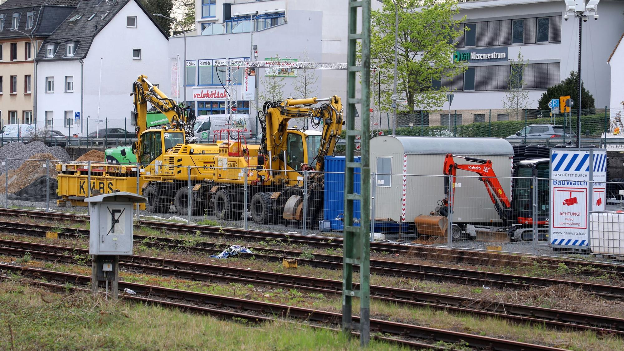 Baufahrzeuge und Material stehen am Gladbach er S-Bahnhof bereit für die Arbeiten an der Strecke nach Mülheim in den nächsten Wochen.