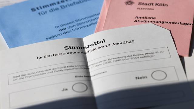Die Briefwahl-Unterlagen der Stadt Köln für den Ratsbürgerentscheid zur Bewerbung Köln-Rhein-Ruhr um Olympische und Paralympische Spiele.