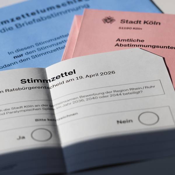 Die Briefwahl-Unterlagen der Stadt Köln für den Ratsbürgerentscheid zur Bewerbung Köln-Rhein-Ruhr um Olympische und Paralympische Spiele.