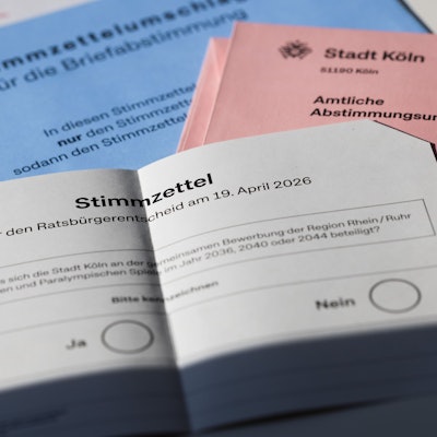 Die Briefwahl-Unterlagen der Stadt Köln für den Ratsbürgerentscheid zur Bewerbung Köln-Rhein-Ruhr um Olympische und Paralympische Spiele.