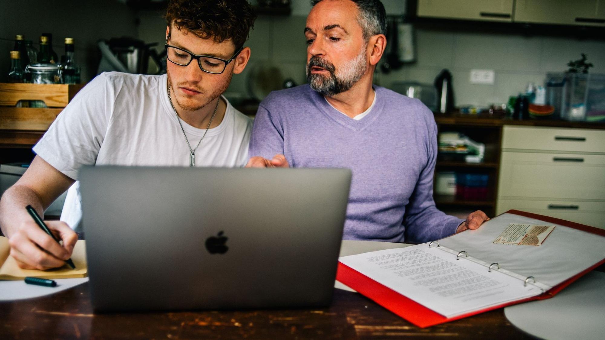 Vater und Sohn am Computer