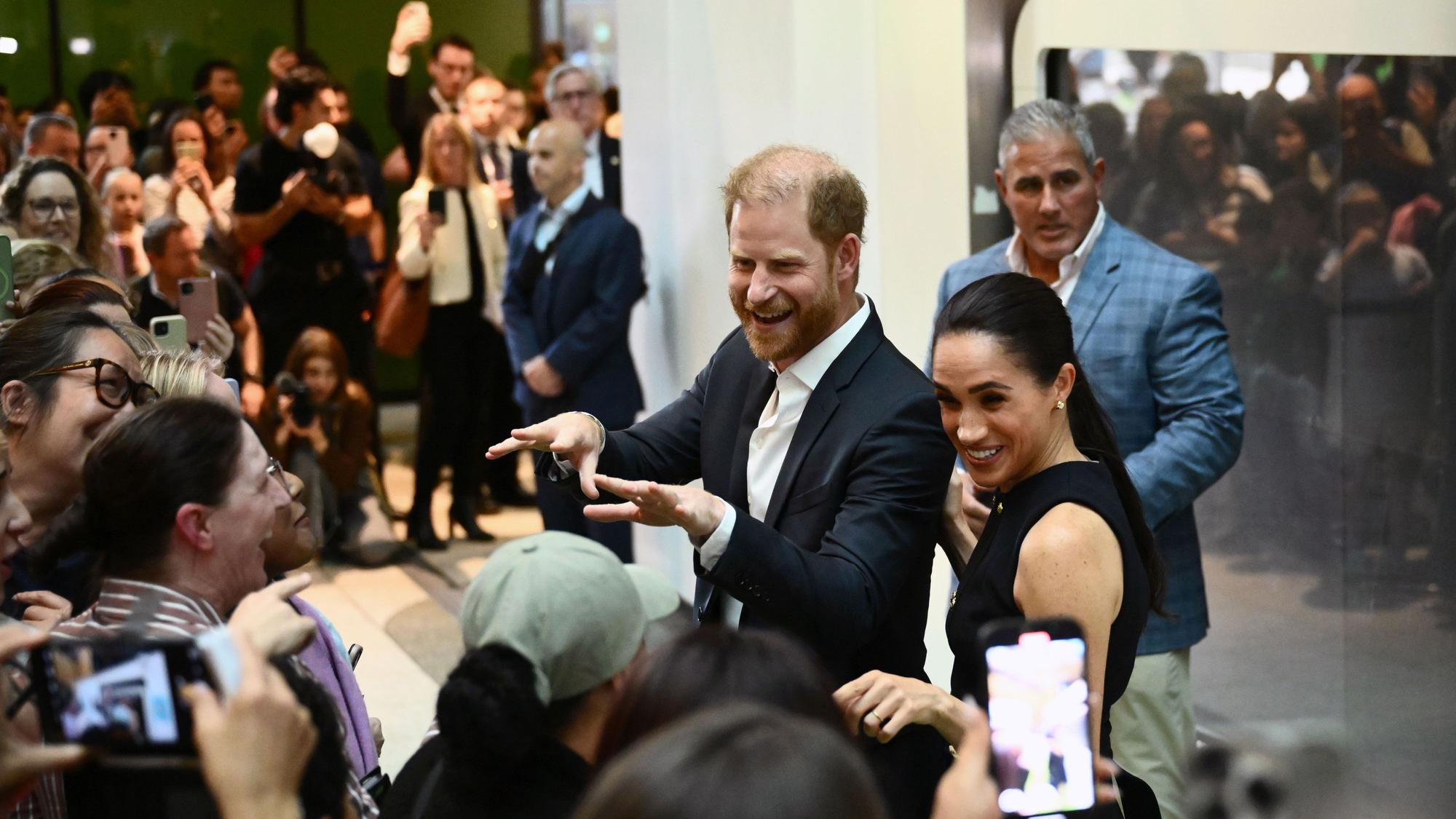 Prinz Harry und Herzogin Megha begrüßen Schaulustige bei ihrem Besuch im Royal Children's Hospital in Melbourne.