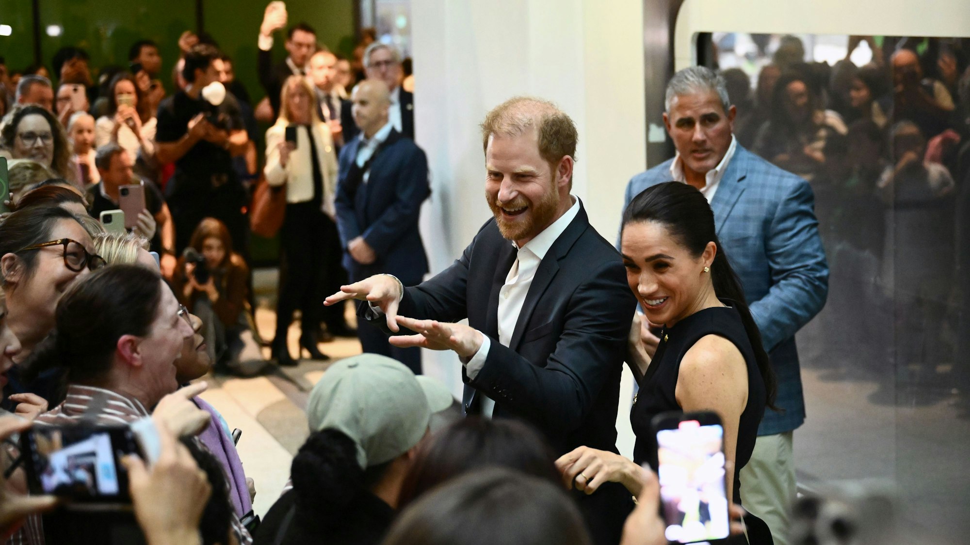 Prinz Harry und Herzogin Megha begrüßen Schaulustige bei ihrem Besuch im Royal Children's Hospital in Melbourne.