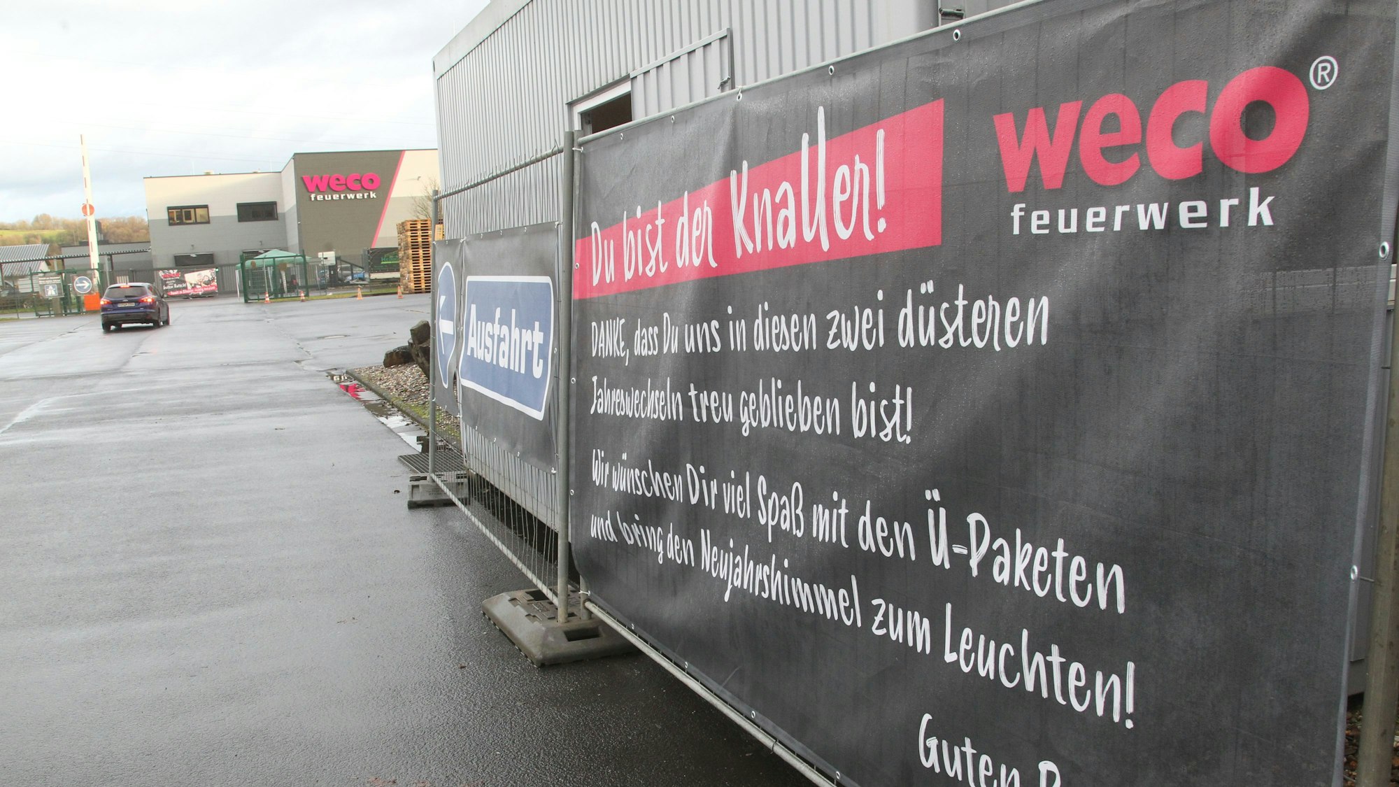 Blick auf ein Plakat vor der Firma Weco.
