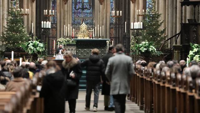 Aktivisten stürmten den Kölner Dom und versammelten sich am Altar.