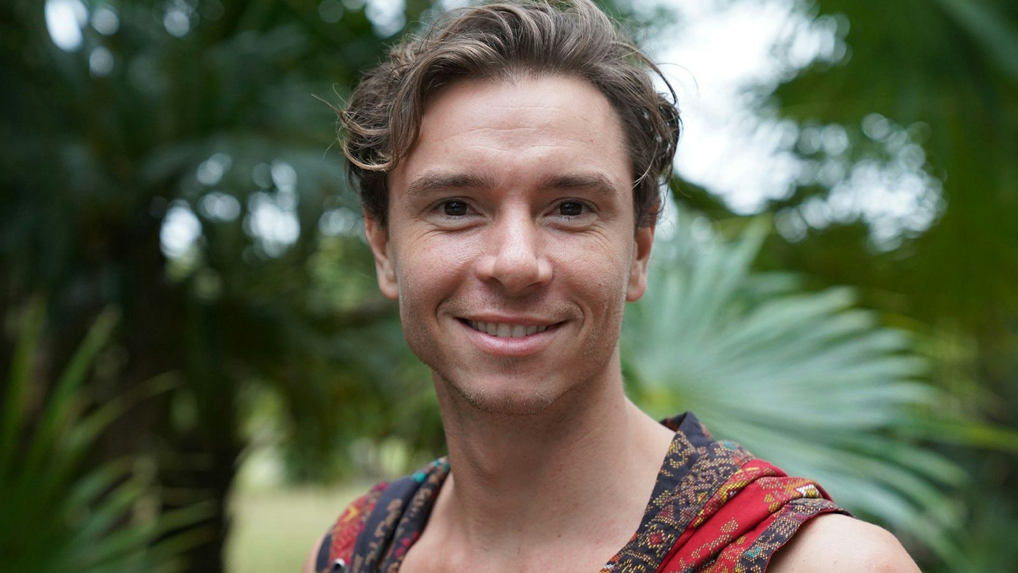 „Stranger Sins“-Darsteller Eric Osterlund hat sich bei einem Reitunfall einen Wirbelbruch zugezogen. Seitdem ist er querschnittsgelähmt. (Bild: RTL / Kimberly Bender)