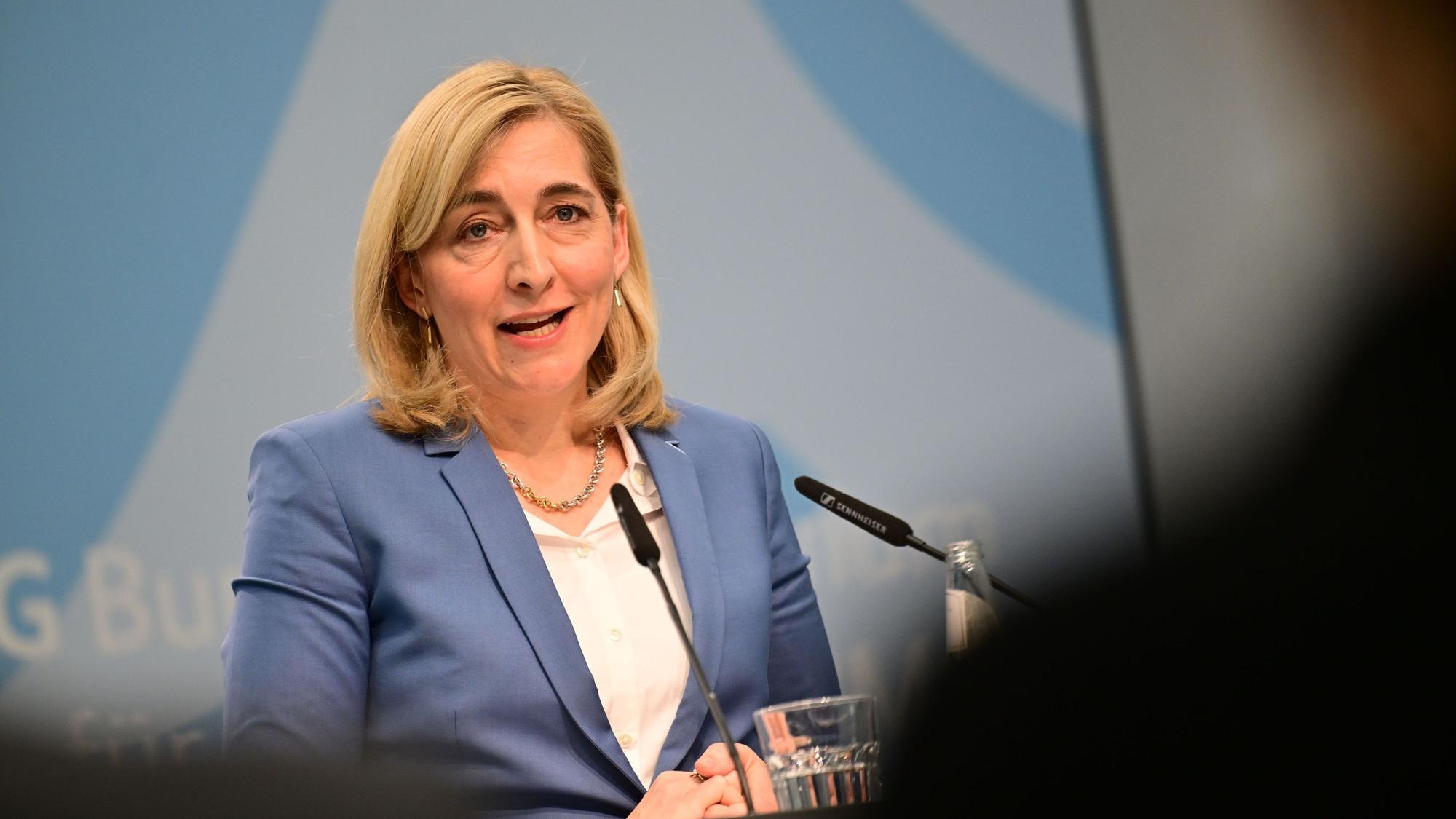 Nina Warken (CDU), Bundesministerin für Gesundheit, spricht während einer Pressekonferenz zur geplanten Finanzreform für die gesetzliche Krankenkasse (GKV).