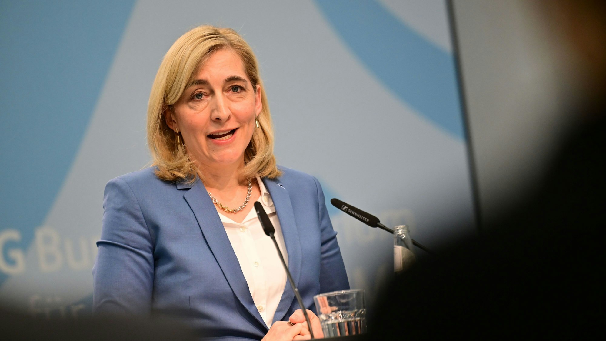 Nina Warken (CDU), Bundesministerin für Gesundheit, spricht während einer Pressekonferenz zur geplanten Finanzreform für die gesetzliche Krankenkasse (GKV).