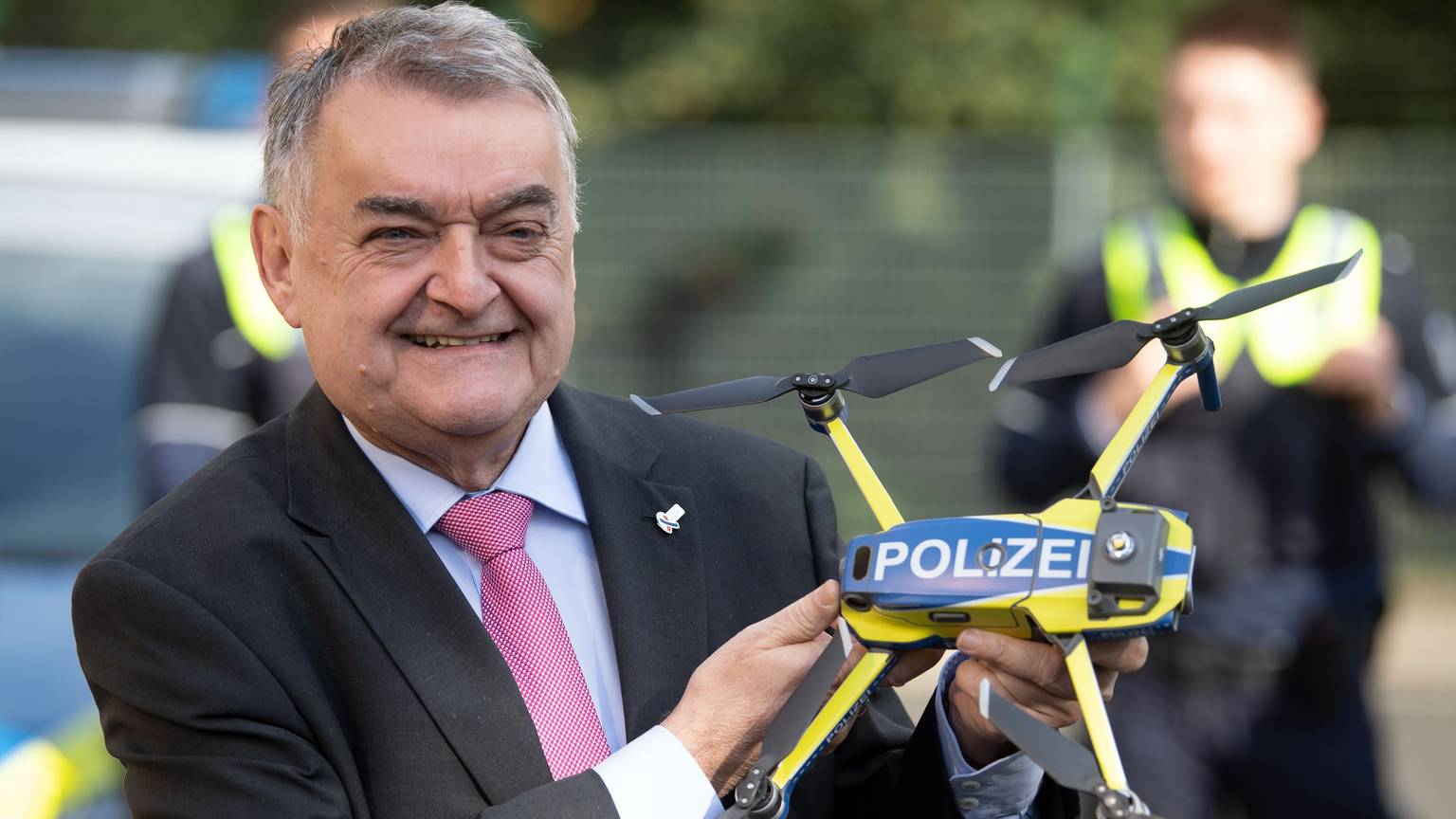 12.10.2020, Nordrhein-Westfalen, Neuss: Herbert Reul (CDU), Innenminister von Nordrhein-Westfalen, hält eine Drohne für die Polizei in den Händen. Nach einer Pilotphase gehen Drohnen in der nordrhein-westfälischen Polizei in den regulären Einsatz. Foto: Federico Gambarini/dpa +++ dpa-Bildfunk +++